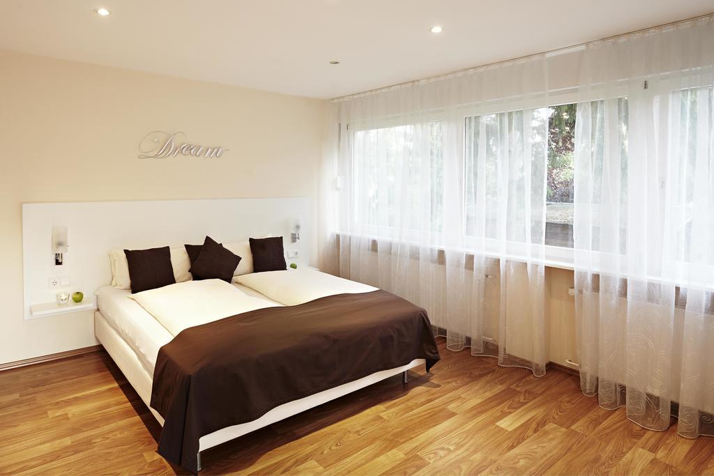 Hotel Bonjour Bad Soden am Taunus Oda fotoğraf