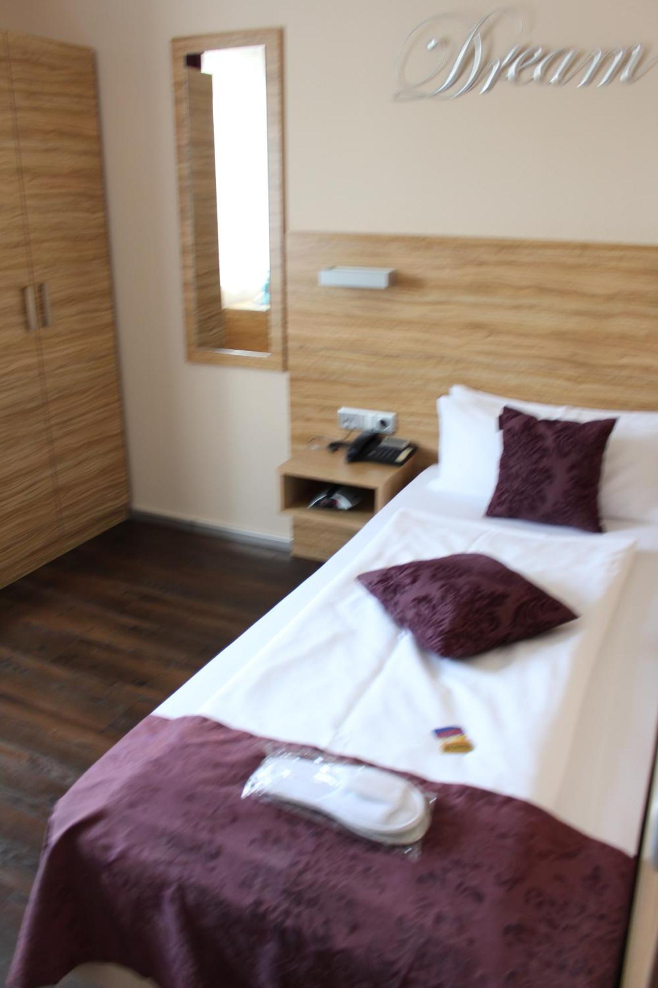 Hotel Bonjour Bad Soden am Taunus Oda fotoğraf