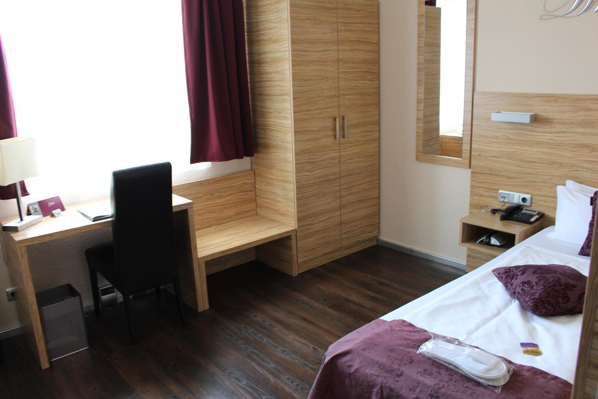 Hotel Bonjour Bad Soden am Taunus Oda fotoğraf